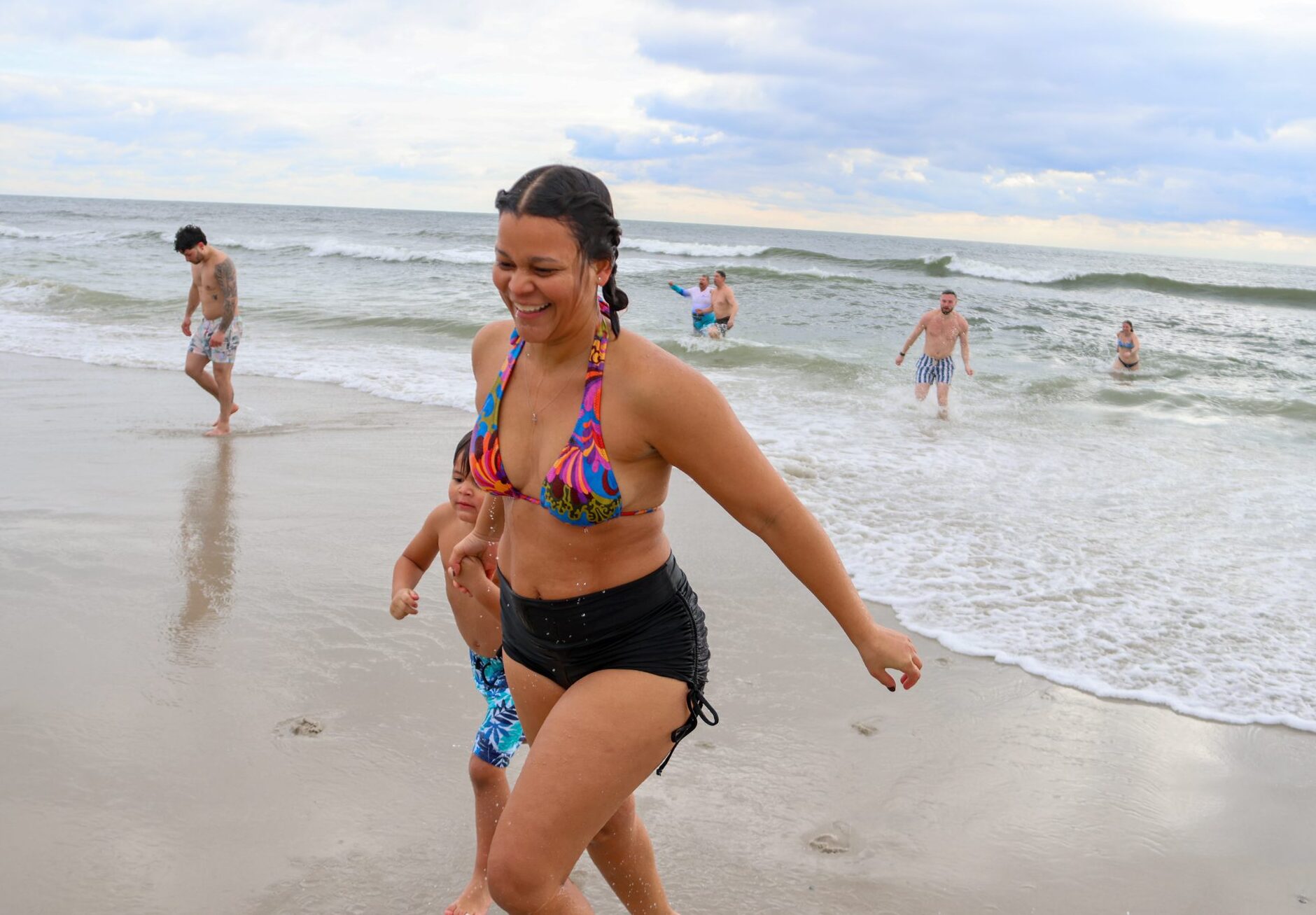 Thousands brave Long Beach’s Polar Bear Splash for Make-A-Wish